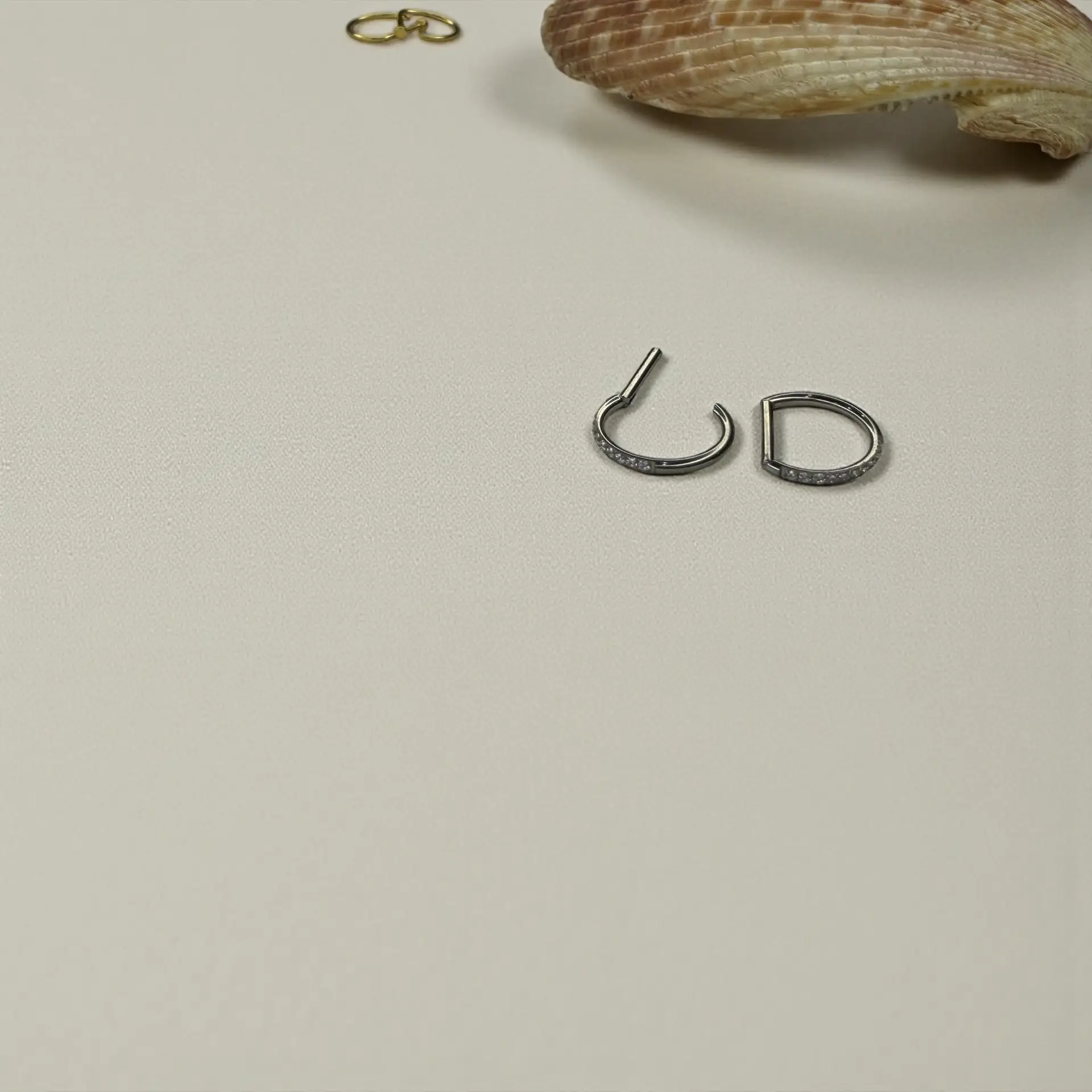 D Shape Zirconia Greyish Ear Ring