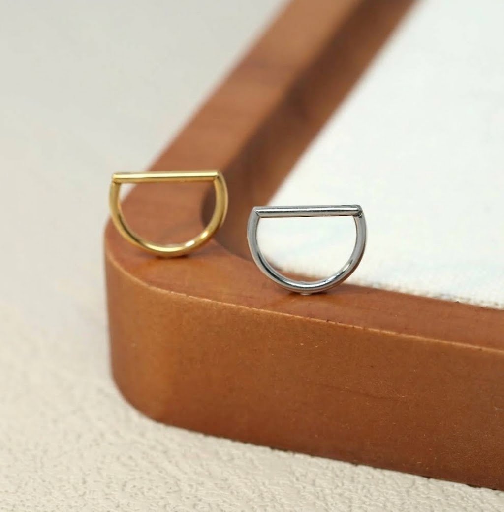 D shape hoop ring with zirconia stones, EarStudex